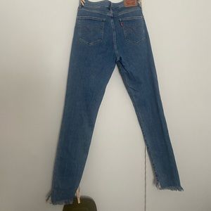 Levis 721 high rise skinny size 29 but fit like a 27